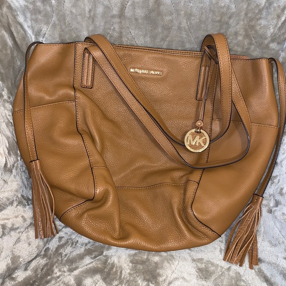 Large Michael Kors Tan/Brown Leather Ashbury Shoulder Bag - Picture 2 of 8
